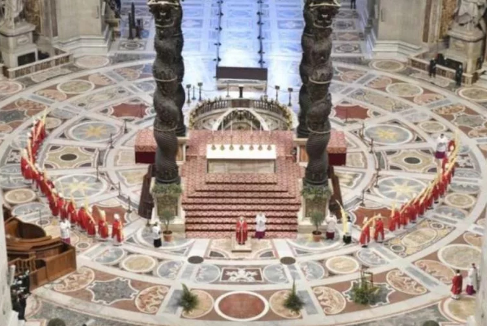  Paus Franciscus viert de Palmzondagmis in de Sint-Pietersbasiliek op 28 maart 2021. (foto: Vaticaanse media)