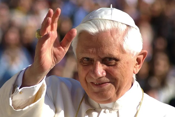 Paus Benedictus XVI zwaait tijdens de Algemene Audiëntie op 11 september 2005 op het Sint-Pietersplein. | © L'Osservatore Romano/Vaticaanse media