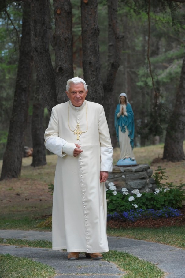 Paus Benedictus XVI met gips om zijn rechterpols, die hij brak bij een val op 16 juli 2009 tijdens een vakantie in de Italiaanse Alpen. Vaticaanse media.
