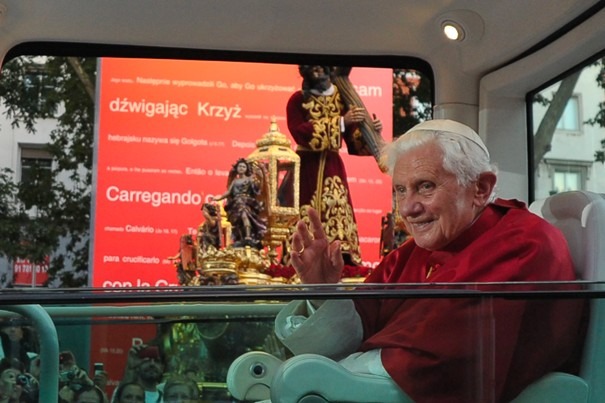 Paus Benedictus begroet gelovigen tijdens de Wereldjongerendagen in Madrid, Spanje, 16-21 augustus 2011. Vaticaanse media.