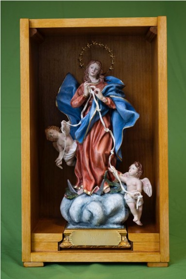 oud ex voto die 'Maria, die de knopen ontwart' uitbeeldt, als geschenk aangeboden door de Paus bij zijn bezoek aan het kindertehuis van het "Zalige László Batthyány-Strattmann" Instituut in Boedapest, (bezoek aan Hongarije in 2023)  