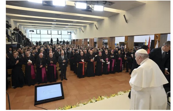 De paus spreekt op de katholieke universiteit Pázmány Péter in Boedapest, op de laatste dag van zijn bezoek aan Hongarije, zondag 30 april 2023 (Foto: National Catholic Register/Vatican Media)
