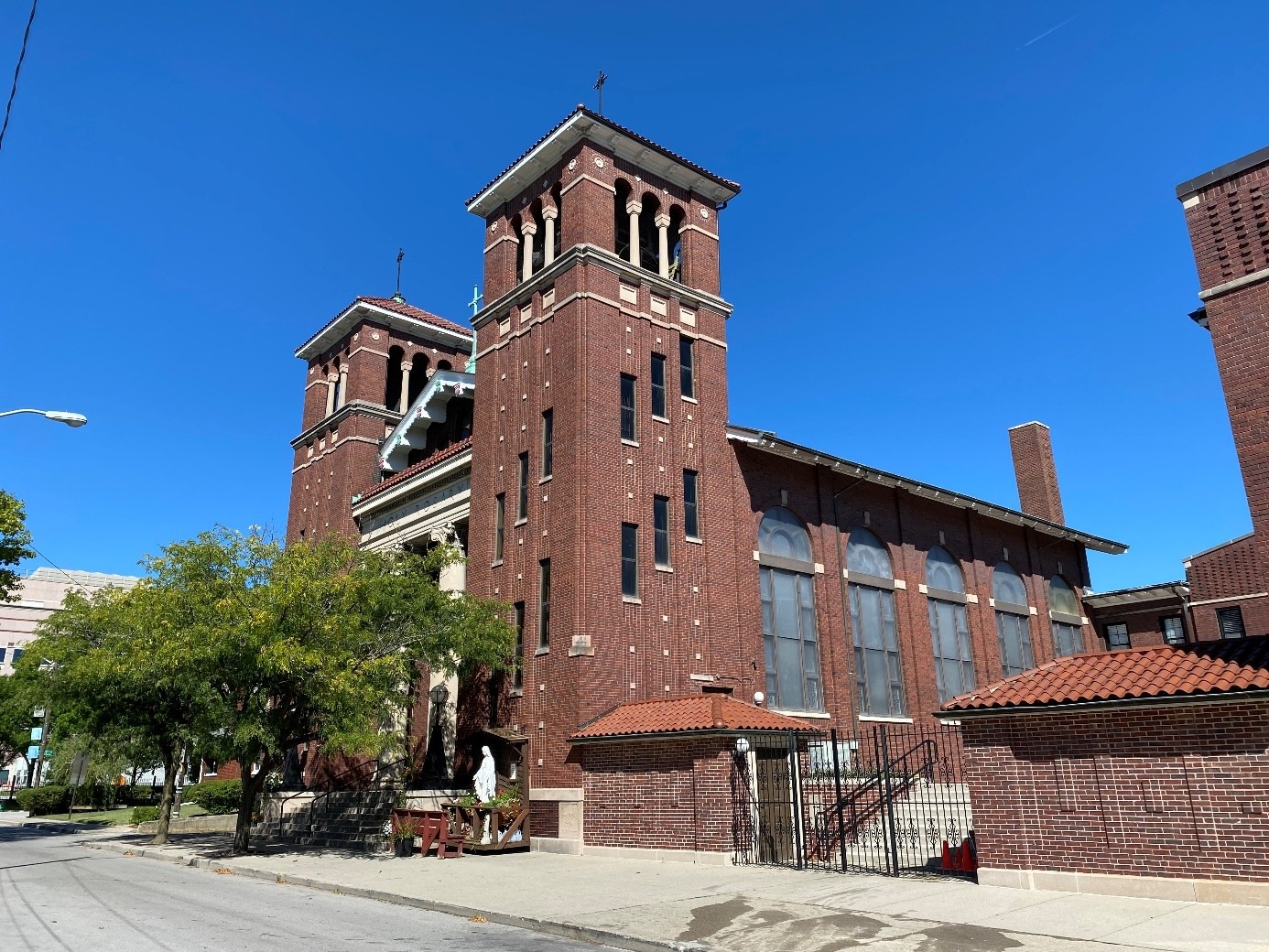 In de Our Lady of the Most Holy Rosary Catholic Church in Indianapolis worden vijf kleinere klokken in de oostelijke toren en de grote klok in de westelijke toren gemotoriseerd en op afstand bediend.(Foto: Met dank aan Our Lady of the Most Holy Rosary Catholic Church)