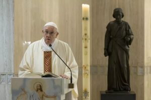 Paus Franciscus viert de dagelijkse mis voor het feest van Sint Jozef de Arbeider in de kapel van Casa Santa Marta op vrijdag 1 mei 2020, tijdens de pandemie van het coronavirus in Italië
