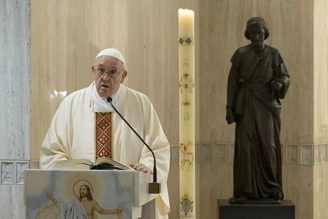 Paus Franciscus viert de dagelijkse mis voor het feest van Sint Jozef de Arbeider in de kapel van Casa Santa Marta op vrijdag 1 mei 2020, tijdens de pandemie van het coronavirus in Italië