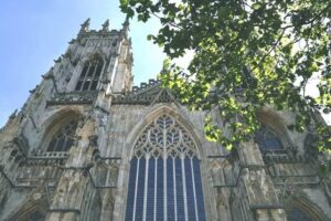 York Minster is de zetel van de aartsbisschop van York, het op één na hoogste ambt van de anglicaanse Church of England; het werd in 1472, vóór de Engelse Reformatie, als een katholiek bouwwerk ingewijd. (foto: Unsplash)