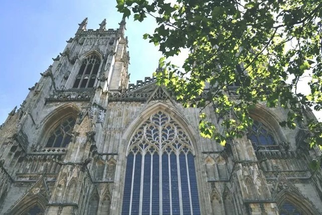 York Minster is de zetel van de aartsbisschop van York, het op één na hoogste ambt van de anglicaanse Church of England; het werd in 1472, vóór de Engelse Reformatie, als een katholiek bouwwerk ingewijd. (foto: Unsplash)