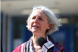 Livia Tossici-Bolt spreekt de media toe nadat ze schuldig is bevonden aan twee aanklachten wegens het overtreden van de ‘Verordening ter Bescherming van Openbare Ruimten’ bij het Poole Magistrates' Court op 4 april 2025 in Poole, Engeland. (foto: Peter Nicholls/Getty Images)