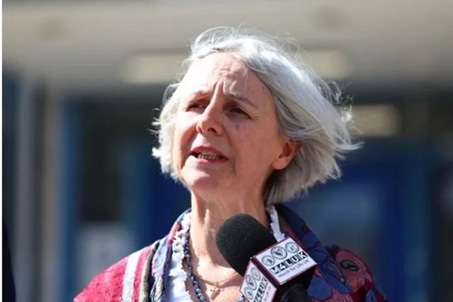 Livia Tossici-Bolt spreekt de media toe nadat ze schuldig is bevonden aan twee aanklachten wegens het overtreden van de ‘Verordening ter Bescherming van Openbare Ruimten’ bij het Poole Magistrates' Court op 4 april 2025 in Poole, Engeland. (foto: Peter Nicholls/Getty Images)