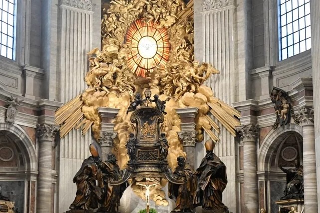 Het altaar van de stoel in de basiliek van Sint-Pieter, waar Bernini's prachtige bronzen monument voor de stoel van Petrus dienst doet als een enorme bronzen reliekschrijn voor de historische houten stoel. (foto: Vatican Media / VM)
