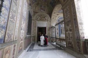 Paus Leo XIV loopt door de gang van de derde loggia van het Apostolisch Paleis, waar het pauselijk appartement zich bevindt, op 12 mei 2025, in Vaticaanstad. / Credit: Vatican Media/Vatican Pool/Getty Images