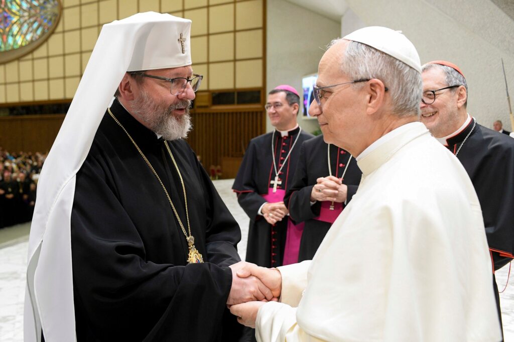 Aartsbisschop Sviatoslav Shevchuk van Kiev, de primaat van Oekraïne, begroet paus Leo XIV op 14 mei 2025. (Foto: Vatican Media)@Vatican Media