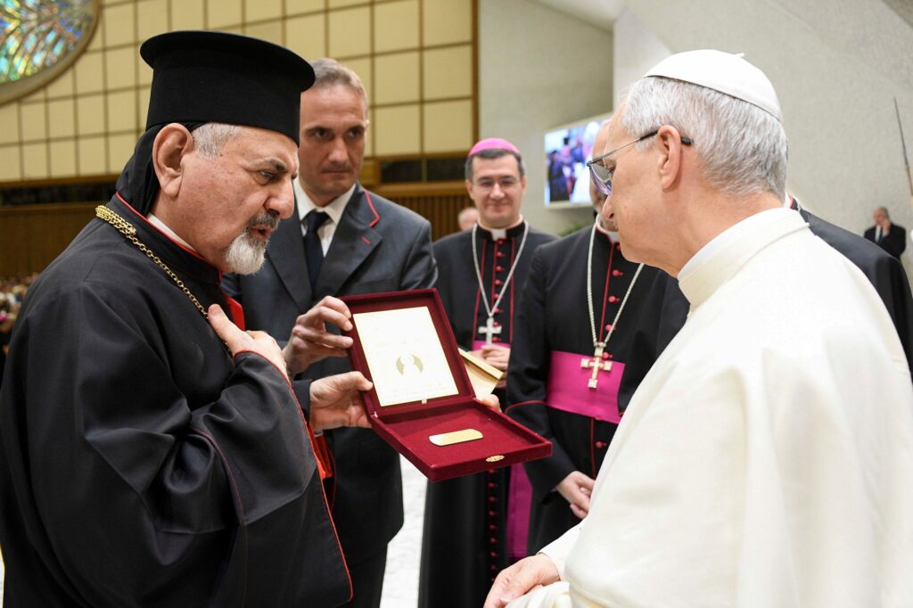 Patriarch Ignatius Joseph III Younan, Syrisch-katholiek patriarch van Antiochië en het hele Oosten, begroet paus Leo XIV tijdens een audiëntie in de Paulus VI-zaal op 14 mei 2025 in Vaticaanstad, Vaticaan. (Foto: Vatican Media)@Vatican Media