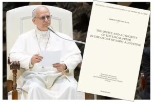 Op de voorgrond is de omslag van het proefschrift van de toekomstige paus Leo XIV te zien, met op de achtergrond paus Leo XIV die op 12 mei in de audiëntiezaal van Paulus VI tot journalisten spreekt. (foto: ErreRoberto / Shutterstock / achtergrond)