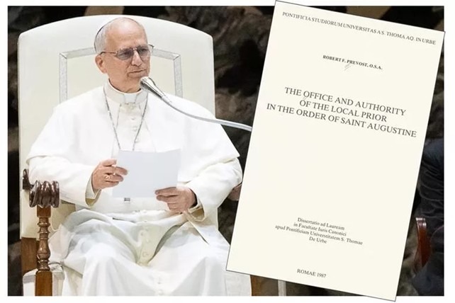 Op de voorgrond is de omslag van het proefschrift van de toekomstige paus Leo XIV te zien, met op de achtergrond paus Leo XIV die op 12 mei in de audiëntiezaal van Paulus VI tot journalisten spreekt. (foto: ErreRoberto / Shutterstock / achtergrond)
