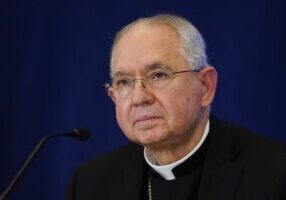 Aartsbisschop Jose Gomez, van het bisdom Los Angeles, woont een persconferentie bij tijdens de Algemene Vergadering van de USCCB (de Conferentie van Katholieke Bisschoppen van de VS), dinsdag, 16 november 2021, in Baltimore. (foto: Julio Cortez / AP)