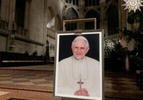 Een portret van emeritus paus Benedictus XVI is te zien bij het altaar in de kathedraal van Regensburg, Zuid-Duitsland op 29 december 2022, tijdens een kerkdienst. (foto: Florian Cazeres / AFP/Getty)
