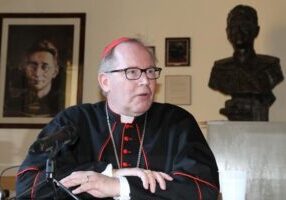 Kardinaal Willem Eijk, op 23 oktober 2015 aanwezig bij een persconferentie in de Friezenkerk, verdedigt de kerkelijke leer over de waardigheid van het leven naar aanleiding van recente artikelen van collega's van de Pauselijke Academie voor het Leven. (foto: Bohumil Petrik / CNA)