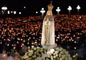 Het beeld van Onze Lieve Vrouwe van Fatima wordt gezien bij het heiligdom van Onze Lieve Vrouwe van Fatima tijdens een avondviering van de internationale bedevaart naar Fatima, Portugal, op 12 mei 2021. De toewijding van Rusland aan het Onbevlekt Hart van Maria werd voor het eerst gevraagd door Onze Lieve Vrouwe van Fátima op 13 juli 1917, tijdens een verschijning. Paus Franciscus heeft alle bisschoppen en priesters gevraagd om op 25 maart samen met hem een toewijding aan het Onbevlekt Hart van Maria te doen. (foto: Luis de Oliveira / Heiligdom van Onze Lieve Vrouw van Fatima / EWTN)