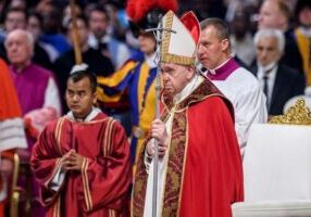 Paus Franciscus leidt de mis voor het hoogfeest van de heiligen Petrus en Paulus in de Vaticaanse Basiliek op 29 juni 2022 in Vaticaanstad. (foto: Antonio Masiello / Getty)