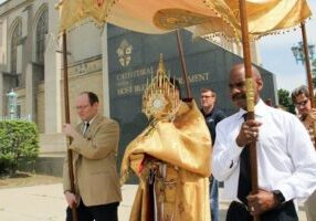 Aartsbisschop Allen Vigneron draagt het Heilig Sacrament tijdens een Corpus Christi-processie in juni 2016. (foto: Jonathan Francis / Detroit Catholic)
