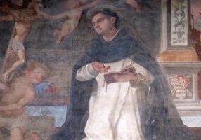 Detail van fresco, onder de boog boven een van de zijdeuren in de voorgevel van de kerk van Santa Maria Novella in Florence (Italië), met afbeelding van Sint Thomas van Aquino. (foto: Zvonimir Atletic / Shutterstock)