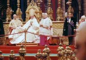 Paus Paulus VI, geflankeerd door kardinaal Alfredo Ottaviani (l), kardinaal Benedetto Aloisi Masella en Mgr. Enrico Dante, zit een inleiding van het Tweede Vaticaans Concilie voor ca. 1963-65. (foto: Lothar Wolleh / Wikimedia Commons)