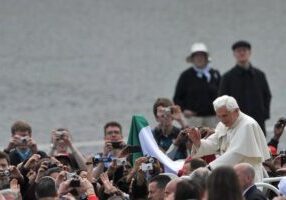 Paus Benedictus XVI zwaait naar de gelovigen bij aankomst voor zijn wekelijkse algemene audiëntie op 6 april 2011 op het Sint-Pietersplein. De Heilige Vader gaf zijn catechese over de heilige Thérèse van Lisieux. (foto: Christophe Simon / AFP via Getty Images)