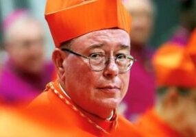 Kardinaal Jean-Claude Hollerich woont het consistorie voor de creatie van nieuwe kardinalen bij in de Sint-Pietersbasiliek op 5 oktober 2019. (foto: Franco Origlia / Getty Images)