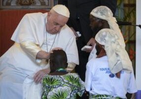 Paus Franciscus ontmoet slachtoffers van geweld in Kinshasa, Democratische Republiek Congo, op 1 februari. Tijdens zijn recente reis hoorde de paus hartverscheurende getuigenissen. Italië zet zich ervoor in dat dergelijke vervolgde christenen hulp en steun krijgen. (foto: National Catholic Register / Vaticaanse media)