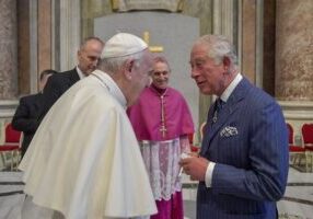 Prins Charles spreekt met paus Franciscus op 13 oktober 2019, de dag van de heiligverklaring van de heilige John Henry Newman, in Vaticaanstad, Vaticaan. (foto: Arthur Edwards / Pool/Getty Images)