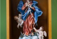 oud ex voto die 'Maria, die de knopen ontwart' uitbeeldt, als geschenk aangeboden door de Paus bij zijn bezoek aan het kindertehuis van het "Zalige László Batthyány-Strattmann" Instituut in Boedapest, (bezoek aan Hongarije in 2023)  