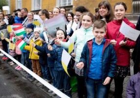 230429 bezoek Paus aan St.-Elizabeth-Church ontmoeting met armen en vluchtelingen - foto (c) Daniel-Ibanez-EWTN Vaticano