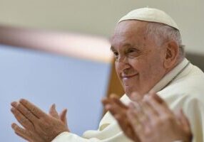 In zijn toespraak tot een katholieke universiteit in Hongarije sprak paus Franciscus over de valse vrijheden die het communisme en het consumentisme bieden en moedigde hij mensen aan om de waarheid van Christus te zoeken. (foto: National Catholic Register / Vatican News)