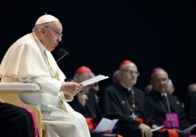 Paus Franciscus ontmoet jongeren in de Papp László Sport Arena op 29 april in Boedapest, Hongarije. (foto: Vatican Pool / Vatican Media via Getty Images)