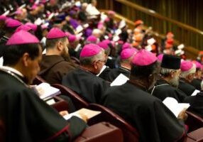 synode vergadering rome cardinalen en bisschoppen in collegebanken