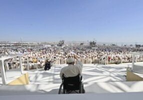 WJD2023 Paus slotmis op altaar ziet de menigte