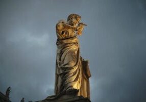 Een standbeeld van de heilige Petrus staat op het Sint Pietersplein voor het Vaticaan. (foto: Unsplash)