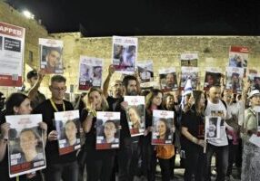 Families en familieleden van Israëlische gijzelaars die door Hamas worden vastgehouden, verzamelen zich voor gebed bij de Westelijke Muur in Jeruzalem op 7 november 2023, een maand na de dodelijke Hamas-aanvallen. (foto: Toshiyuki Fukushima / AP )