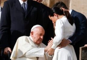 Paus Franciscus zegent een getrouwd stel aan het einde van zijn wekelijkse algemene audiëntie op het Sint Pietersplein in het Vaticaan, 15 november 2023. (foto: Riccardo Luca / Shutterstock)