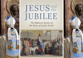 Kardinaal Rolandas Makrickas opent de Heilige Deur van de Basiliek van Santa Maria Maggiore op 1 januari 2025, met in het midden het nieuwe boekomslag van dr. John Bergsma. (foto: Daniel Ibanez/Courtesy photo / EWTN/Emmaus Road Publishing)