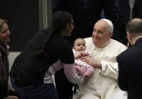 Paus Franciscus houdt een baby vast tijdens zijn eerste algemene audiëntie op woensdag in 2024, op 3 januari. (foto: Elizabeth Alva / EWTN)