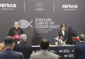 De pauselijke ambassadeur in Jordanië, aartsbisschop Giovanni Pietro Dal Toso, en de Jordaanse minister van Toerisme en Oudheden, Lina Annab, spreken tijdens een persconferentie in Amman, Jordanië, over de nieuwe tentoonstelling “Jordanië: de dageraad van het christendom”, die op 31 januari 2025 in het Vaticaan wordt geopend. (foto: ACI MENA / ACI MENA)