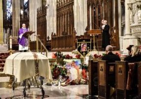 Een priester spreekt de grafrede uit tijdens de begrafenis van transgender-activist Cecilia Gentili in St. Patrick's Cathedral op 15 februari 2024 in New York City. (foto: Stephanie Keith / Getty)