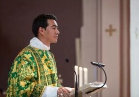 Diaken Mathias Ledum preekt tijdens zijn eerste mis als diaken in de Sint Olav kathedraal in Oslo. (foto: EWTN Nieuws)