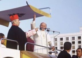 Paus Johannes Paulus II en het hoofd van de katholieke Kerk in Polen, kardinaal-aartsbisschop Stefan Wyszynski (L), spreken gelovigen toe op 2 juni 1979 in Warschau tijdens het eerste bezoek van de paus aan Polen. (foto: AFP / Getty )