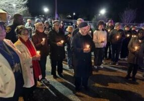 Deelnemers bidden tijdens een vredeswandeling in Baltimore, gepromoot door het aartsbisdom Baltimore, maandag 30 december 2024. (foto: Courtesy foto / Yvonne Wenger)