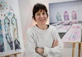 De Franse kunstenares Claire Tabouret poseert na een persconferentie nadat ze samen met Atelier Simon-Marq de selectieprocedure heeft gewonnen om nieuwe glas-in-loodramen te maken in zes kapellen van de zuidelijke zijbeuk van de Notre-Dame in Parijs op 18 december 2024. (foto: STEPHANE DE SAKUTIN/AFP via Getty Images)