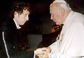 Paus Johannes Paulus II begroet Bob Dylan nadat hij heeft opgetreden tijdens een concert van de katholieke jeugd in Bologna, Italië. (foto: - / POOL/AFP via Getty Images)