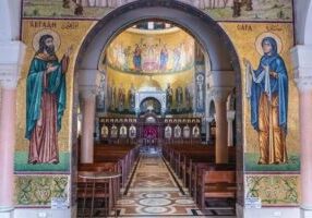 De Melkitische katholieke basiliek van St. Paul in Harissa, Libanon. (foto: Fokoton / Shutterstock)